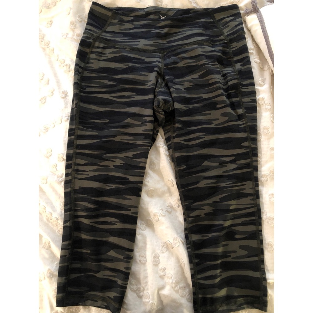 Old Navy Cropped Camo workout tight